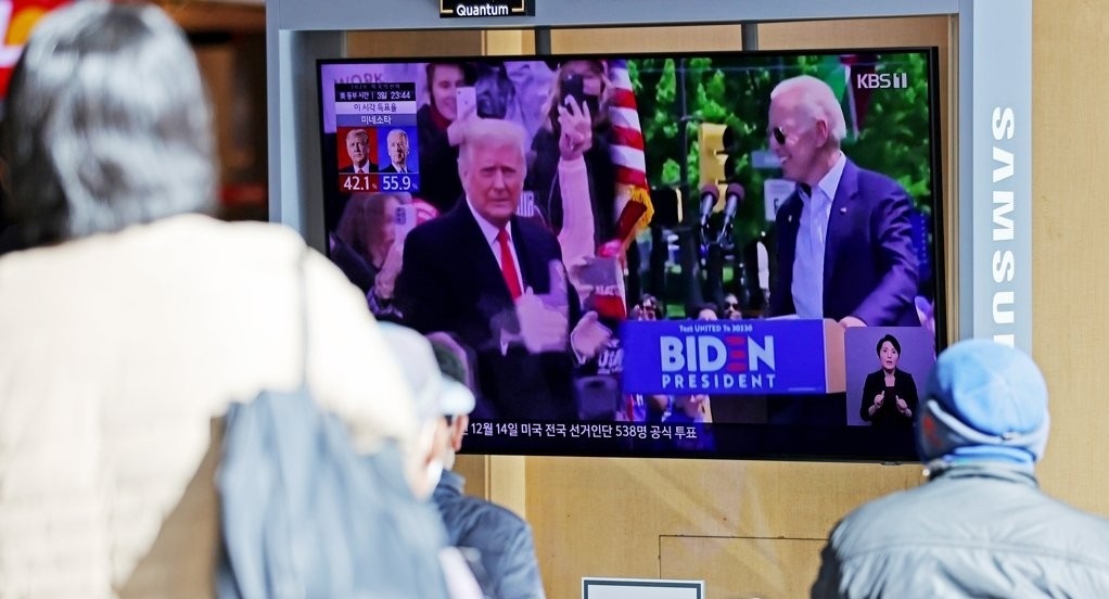 Citizens watch news on the ballot counting of the U.S. presidential election in Seoul on Wednesday. (Yonhap)