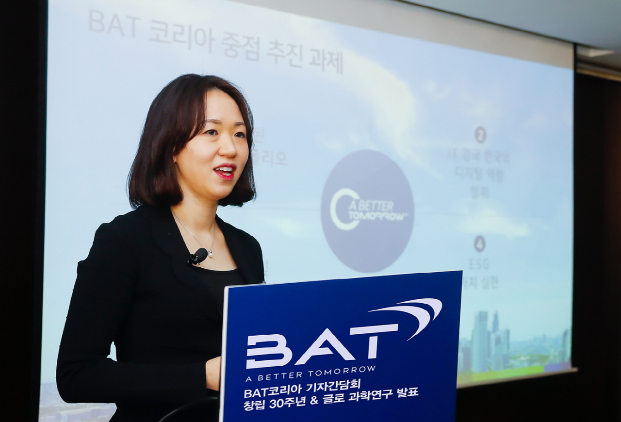 김은지 BAT코리아 사장이 창립 30주년을 맞이 기자 간담회에서 BAT코리아 중점 추진 과제를 소개하고 있다. [사진제공=BAT코리아]