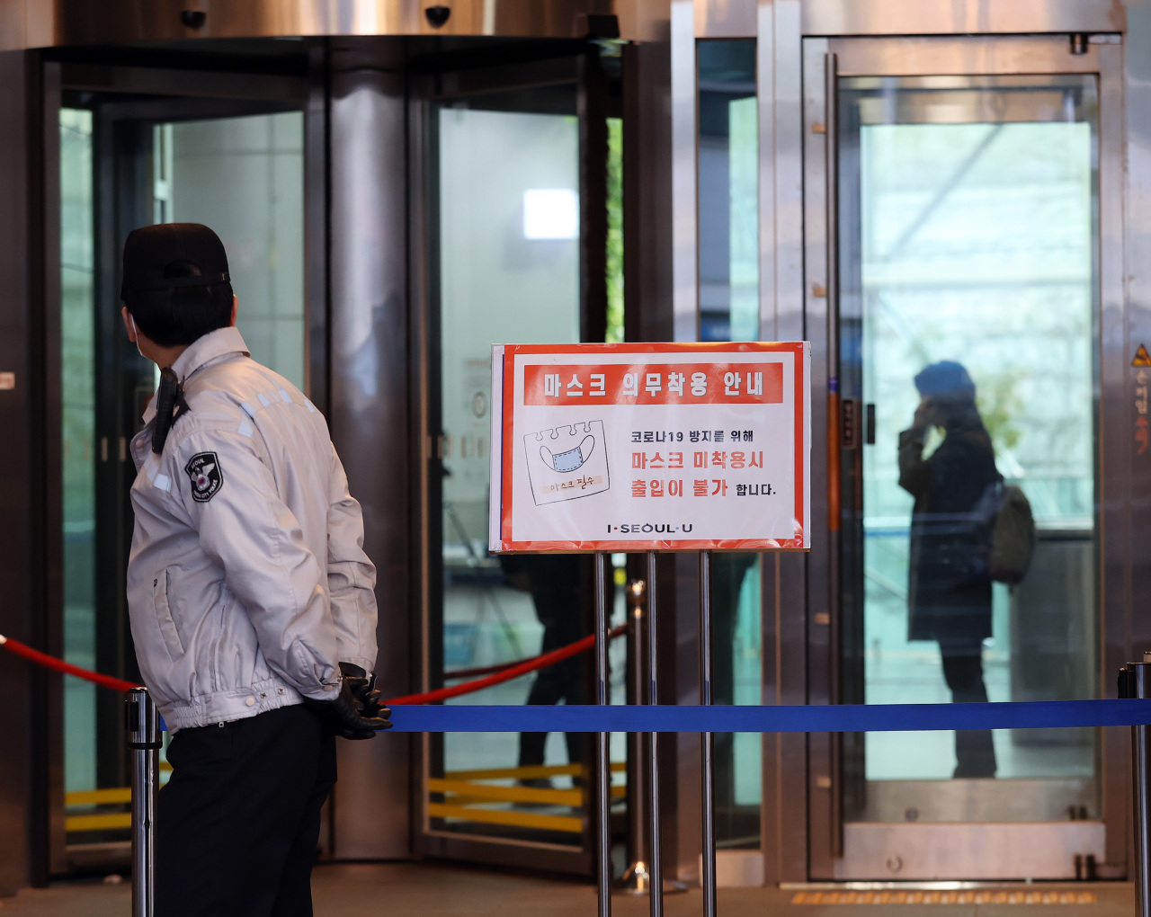 A sign at the entrance of Seoul City Hall asks all visitors to wear face masks. (Yonhap)