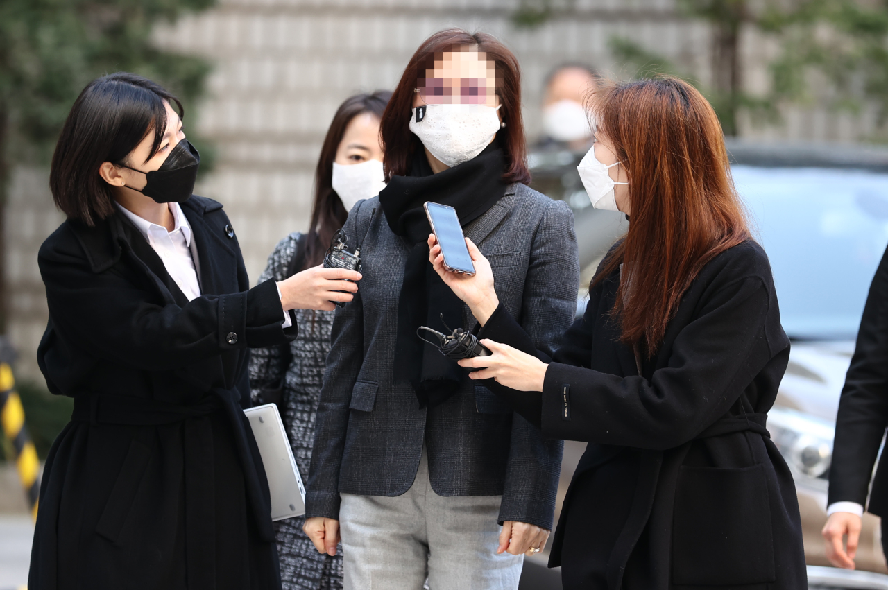 Chung Kyung-shim, center, a professor at Dongyang University and the wife of former Justice Minister Cho Kuk, attends her trial session Thursday at the Seoul Central District Court. (Yonhap)
