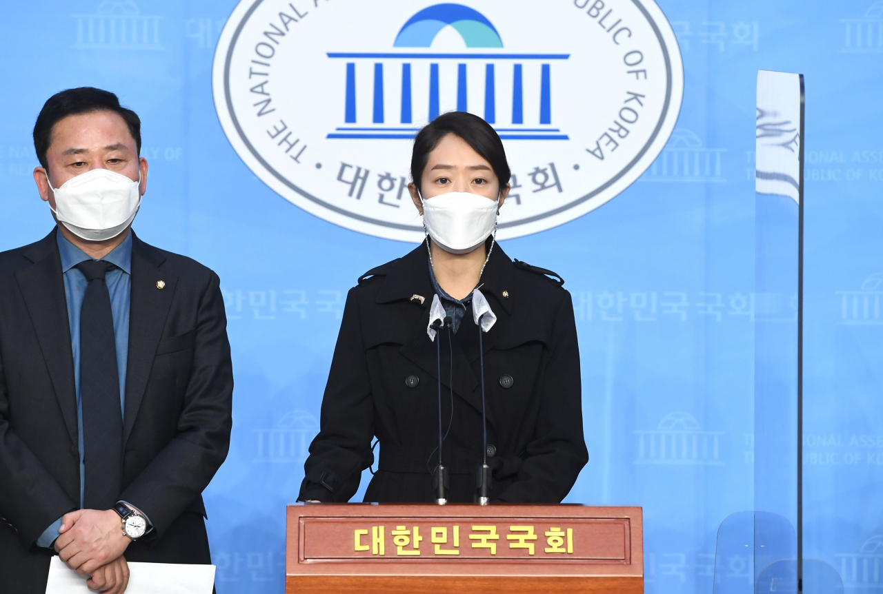 국회 산업통상자원중소벤처기업위원회 소속 더불어민주당 송갑석, 고민정 의원 등이 23일 오전 서울 여의도 국회 소통관에서 월성 1호기 감사원 감사 결과 관련 기자회견을 하고 있다. [연합]