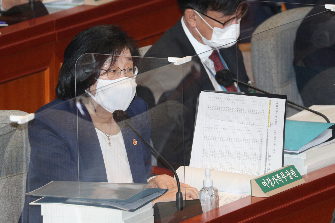이정옥 여성가족부 장관이 5일 국회에서 열린 예산결산특별위원회 전체회의에서 의원 질의에 답변하고 있다. [연합]