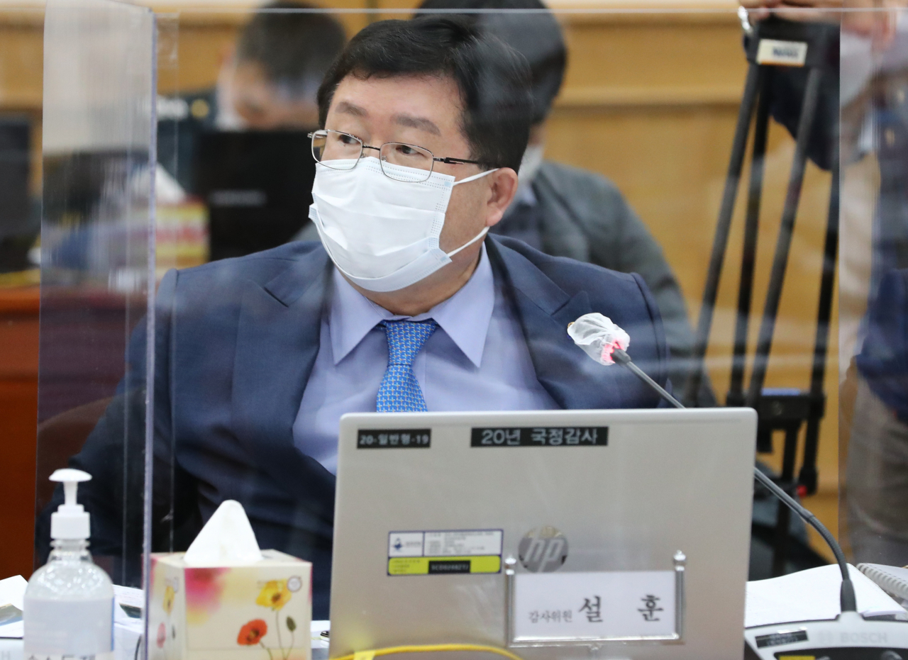 16일 오전 충남 계룡대에서 열린 국회 국방위원회 육군본부에 대한 국정감사에서 설훈 더불어민주당 의원이 질의하고 있다. [연합]