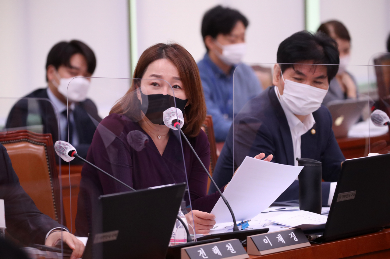 이재정 더불어민주당 의원이 7일 서울 여의도 국회에서 열린 외교통일위원회의 외교부에 대한 국정감사에서 질의하고 있다. [연합]