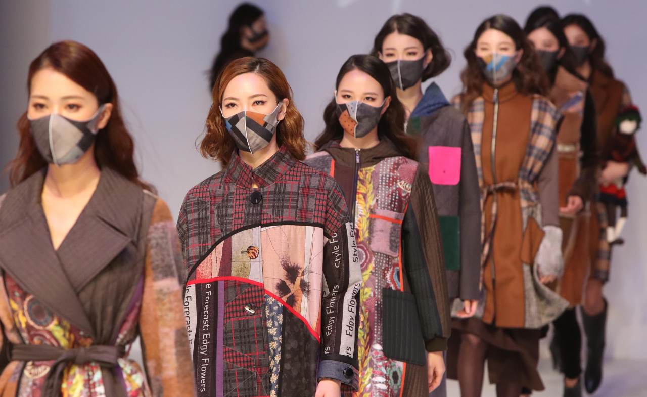 5일 대구패션디자인개발지원센터에서 열린 '2020 직물과 패션의 만남 전-온택트 패션쇼(Online TeFa show 2020)'에서 모델들이 마스크를 쓰고 쇼를 선보이고 있다. 대구시가 지역 섬유 소재 업체를 알리고자 마련한 이 날 행사는 신종 코로나바이러스 감염증(코로나19) 확산을 막고자 최소한의 입장객만 거리를 두고 마스크를 쓰고 현장을 함께했으며 온라인 스트리밍 서비스를 통해 전 세계 어디서나 실시간으로 관람할 수 있게 했다. 연합뉴스