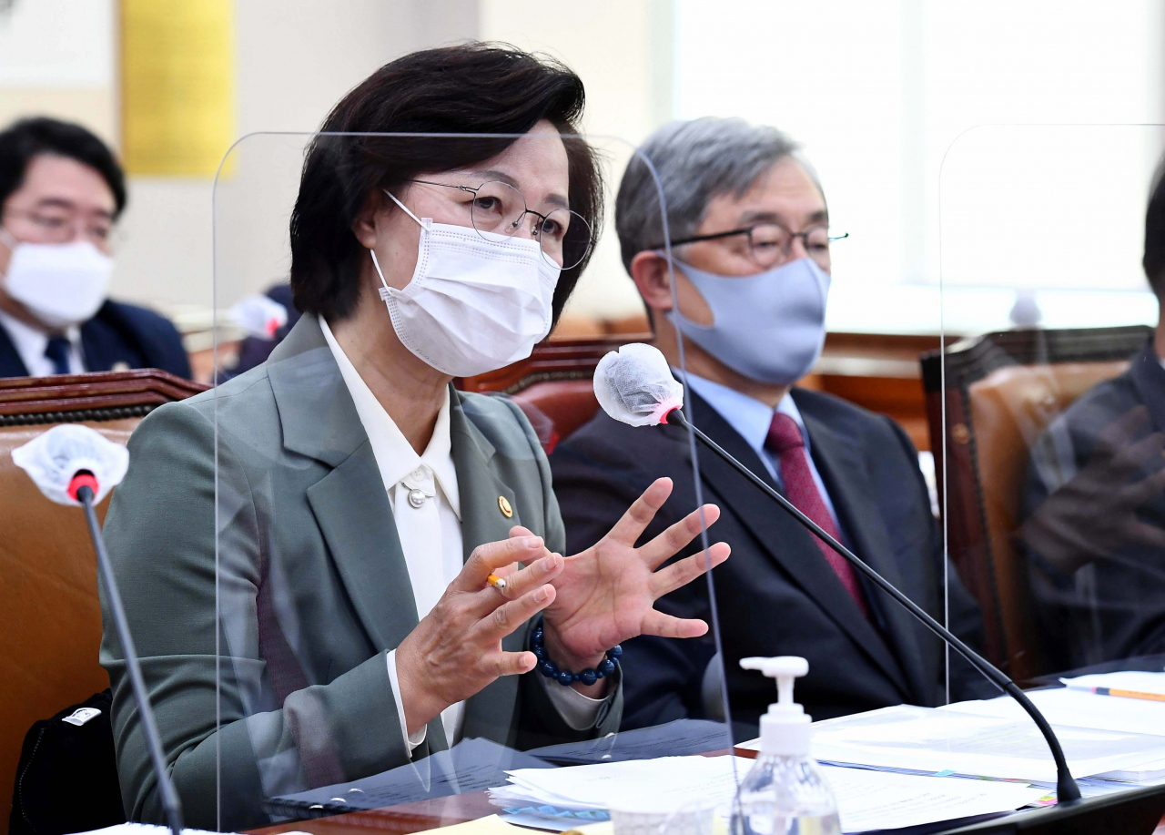 추미애 법무부 장관이 지난 5일 국회에서 열린 법제사법위원회 전체회의에서 답변하고 있다. [연합]