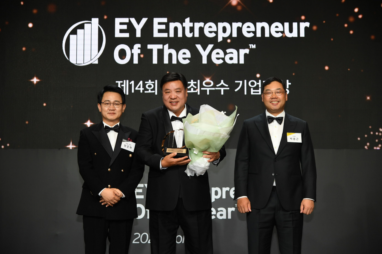 5일 열린 제14회 EY 최우수 기업가상 시상식에서 2019년 마스터상 수상자 방준혁 넷마블·코웨이 의장, 올해 마스터상 수상자 서정진 셀트리온그룹 회장, 박용근 EY한영 대표이사(왼쪽부터)가 기념촬영을 하고 있다. [EY한영 제공]