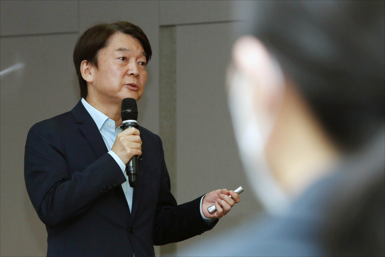 안철수 국민의당 대표가 6일 오전 서울 여의도 국회 의원회관에서 열린 국민미래포럼 세미나 '포스트 코로나 시대, 대한민국의 혁신과제와 미래비전'에 참석, 강연하고 있다. [연합]