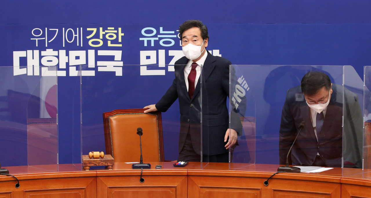[헤럴드경제=이상섭 기자]이낙연 더불어민주당 대표가 6일 서울 여의도 국회에서 열린 최고위원회의에 입장하고 있다. babtong@heraldcorp.com