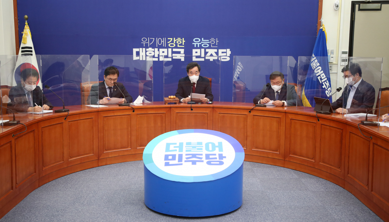 이낙연 더불어민주당 대표가 6일 서울 여의도 국회에서 열린 최고위원회의에서 발언하고 있다. 이상섭 기자/babtong@heraldcorp.com