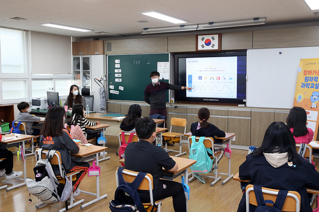 박준규 원자력연 박사가 경주 감포초등학교 4학년 학생들에게 '방사선과 물질 과학'을 주제로 강연을 하고 있다.[한국원자력연구원 제공]
