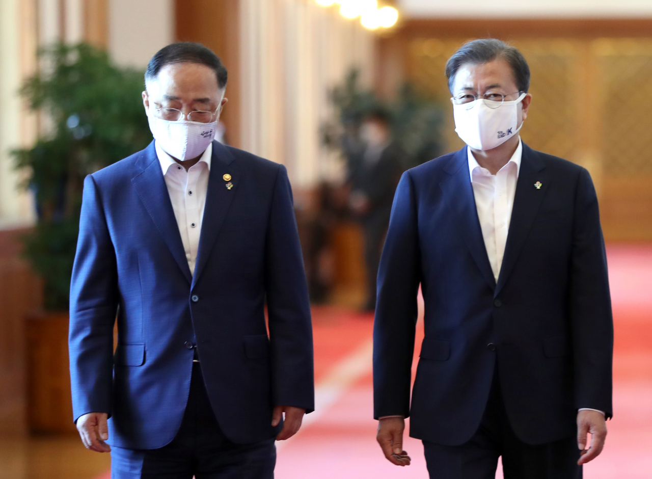 지난 6월 1일 청와대에서 열린 제6차 비상경제회의에 참석하는 문 대통령과 홍남기 경제부총리. [연합]