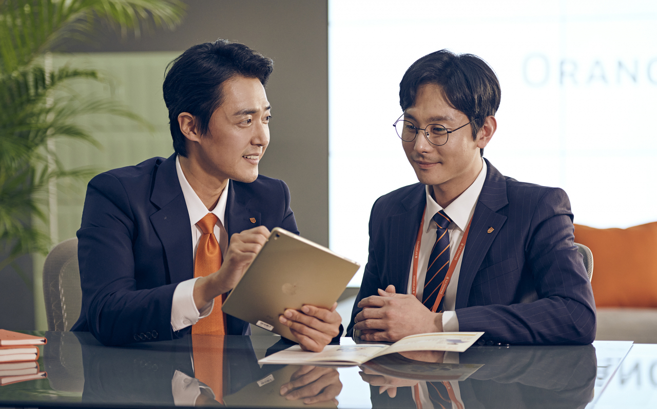 오렌지라이프 설계사들이 대화를 나누고 있다. 출처=오렌지라이프.