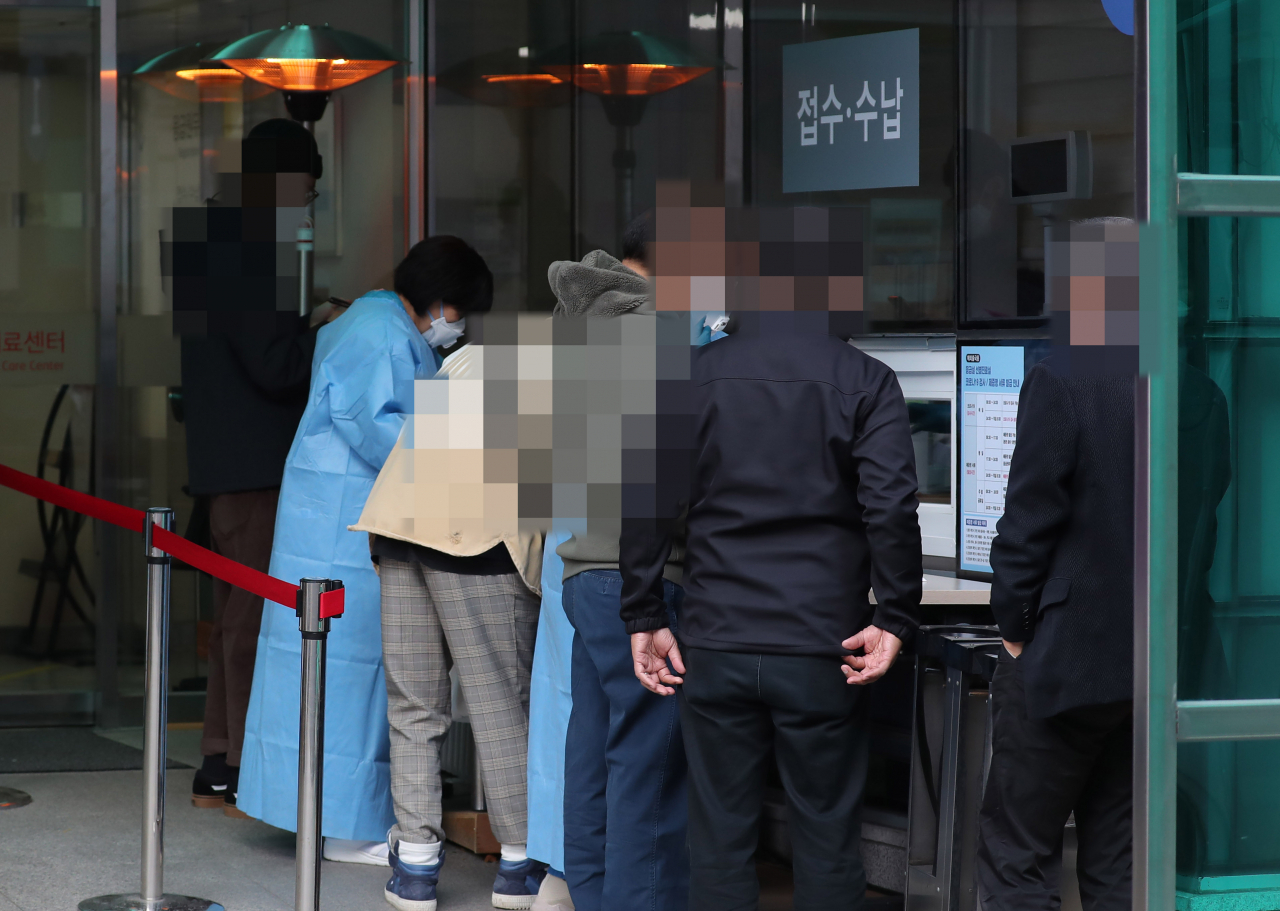 중앙방역대책본부는 5일 0시 기준으로 국내 코로나19 신규 확진자가 125명 늘어 누적 2만7천50명이라고 밝혔다. 지역발생이 108명, 해외유입이 17명이다. 사진은 이날 서울 중구 국립중앙의료원 선별진료소 앞. 연합뉴스