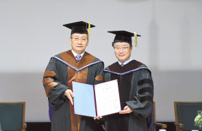 김상열 호반그룹 회장(왼쪽)과 정병석 전남대학교 총장. [호반그룹 제공]