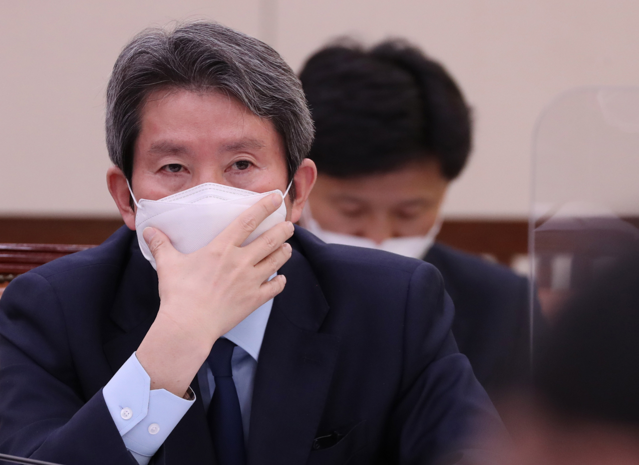 이인영 통일부 장관은 6일 학술포럼에서 미국 대선과 관련해 정권이 바뀌더라도 남북과 북미 간 합의는 반드시 지켜져야하며 조속히 이행돼야한다고 강조했다. 전날 국회 외교통일위원회 전체회의에 참석한 이 장관. [연합]