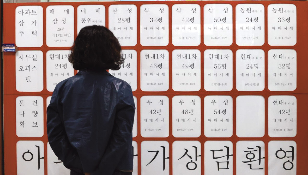 정부가 ‘투기와의 전쟁’을 끝없이 강조하며 23번의 부동산 대책을 내놓았지만, 서울 아파트 매맷값은 상승세를 멈추지 않고 있고 전셋값은 71주 연속 오르며 급등세를 보이고 있다. 사진은 서울 마포구의 한 부동산 중개소 모습. [연합]