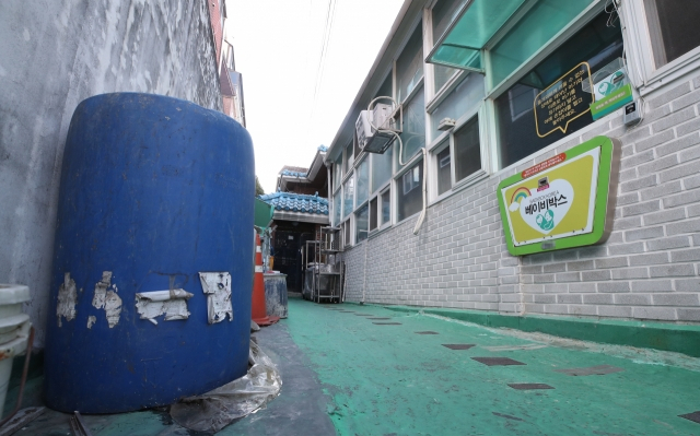 지난 3일 서울 관악구의 한 교회에 설치된 베이비박스 인근에서 수건에 쌓여 있는 남아의 시신이 발견됐다. 사건이 발생한 교회 베이비 박스 인근 모습. 수건에 쌓여 있던 아이는 이 파란색 플라스틱통 주위에서 발견된 것으로 알려졌다. [연합]
