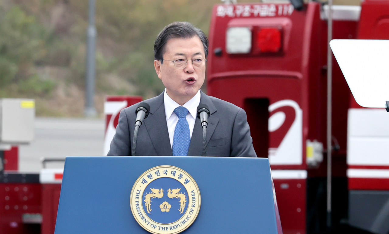 문재인 대통령이 6일 오전 충남 공주시 중앙소방학교 화재진압훈련장에서 열린 제58주년 소방의 날 기념식에서 기념사를 하고 있다. [연합]