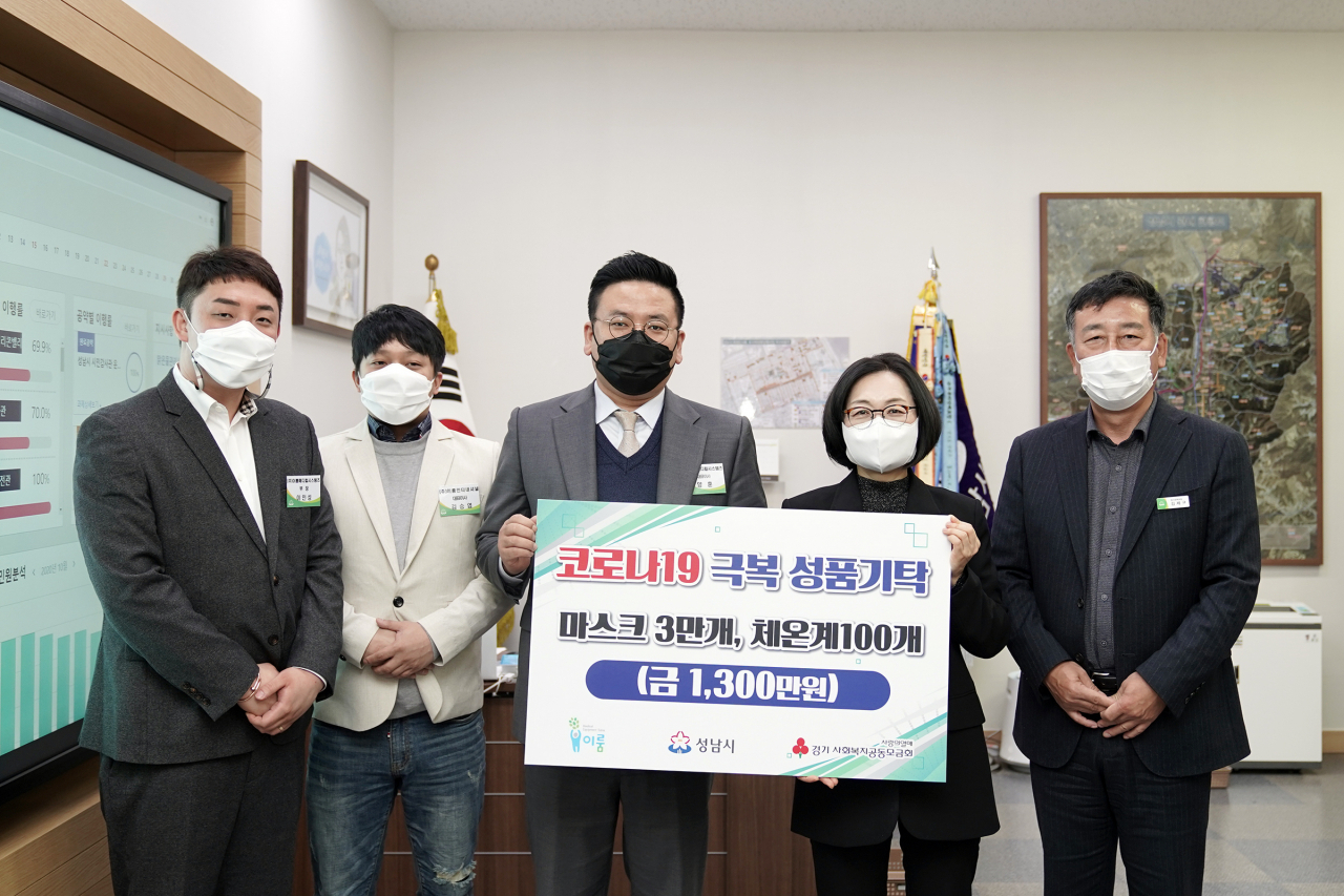 왼쪽부터 (주)이룸메디컬시스템즈 이인성 부장, 김승엽 대표이사, 양훈 대표이사, 은수미 성남시장,김제균 복지정책과장. [성남시 제공]