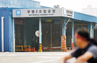 지난 9월 글로벌 자동차 판매량이 올해 들어 처음 증가세로 돌아섰지만 국내차 수출 전망은 노사 갈등으로 불투명하다. 한국지엠 부평2조립공장 앞에서 한 조합원이 공장을 바라보고 있다. [연합뉴스]