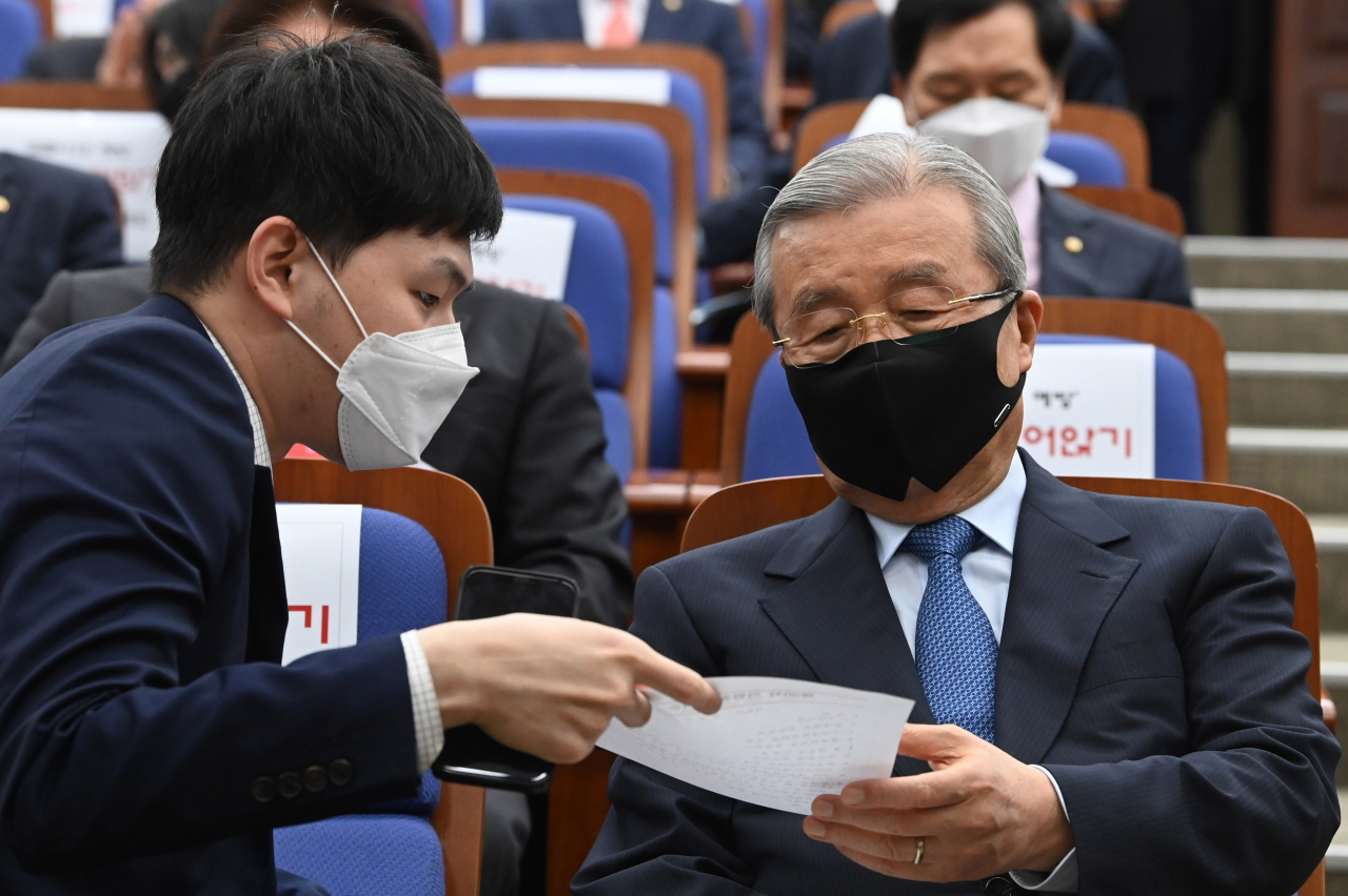 [헤럴드경제=이상섭 기자] 김종인 국민의힘 비상대책위원장이 6일 서울 여의도 국회에서 열린 의원총회에서 메모를 건네받고 있다. babtong@heraldcorp.com