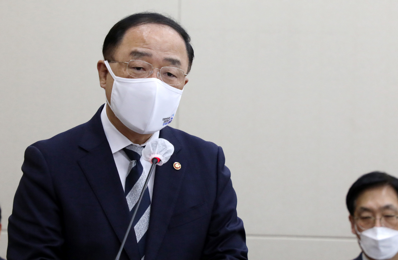 홍남기 경제부총리가 6일 국회 기획재정위원회 전체회의에 출석해 2021년 예산안과 기금운용계획안이 예산결산기금소위원회의 심사보고에 이어 통과된 뒤 인사말을 하고 있다. [연합]