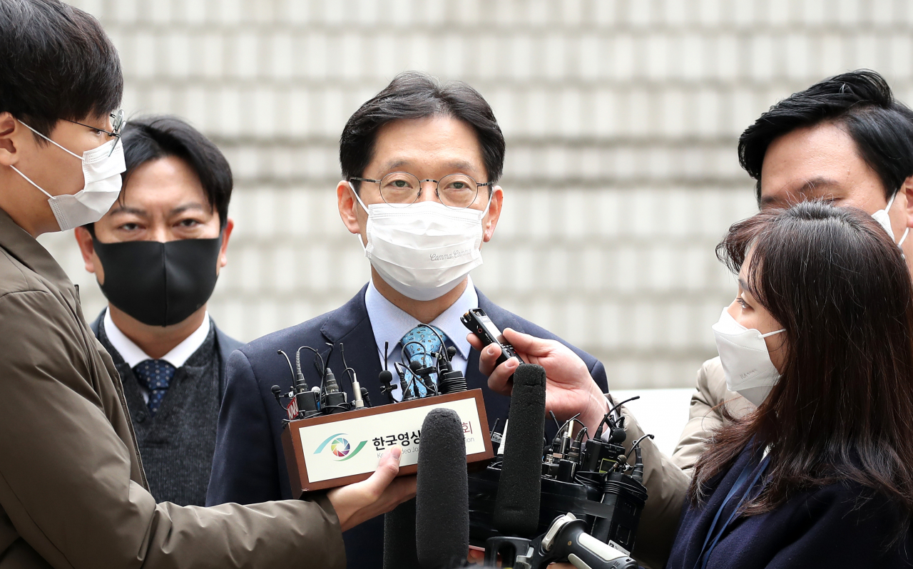 댓글 여론조작 혐의로 1심에서 유죄를 선고받은 김경수 경남지사가 6일 오후 서울 서초구 서울고등법원에서 열린 항소심 선고공판에 출석하기 위해 법정으로 향하며 취재진 질문에 답하고 있다. [연합]