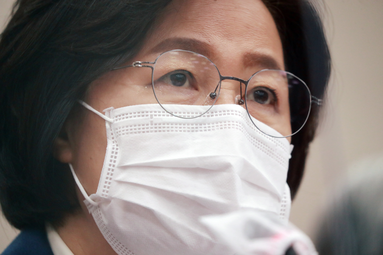 추미애 법무부 장관이 26일 서울 여의도 국회에서 열린 법제사법위원회의 법무부, 대법원, 감사원, 헌법재판소, 법제처 종합감사에서 질의에 답변하고 있다. [이상섭 기자/babtong@heraldcorp.com]