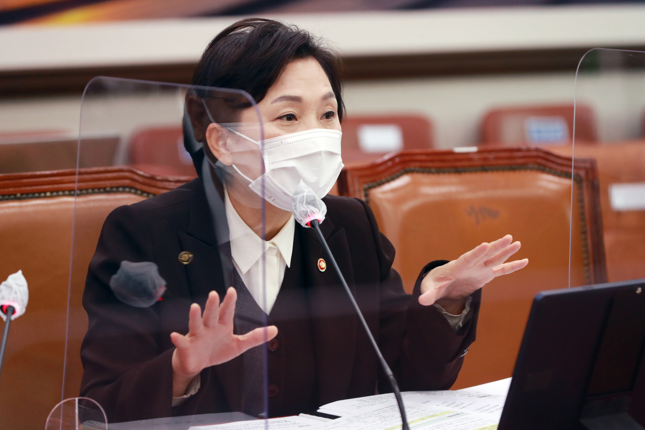 김현미 국토교통부 장관이 6일 서울 여의도 국회에서 열린 국토교통위원회 전체회의에서 답변하고 있다. 이상섭 기자 babtong@heraldcorp.com