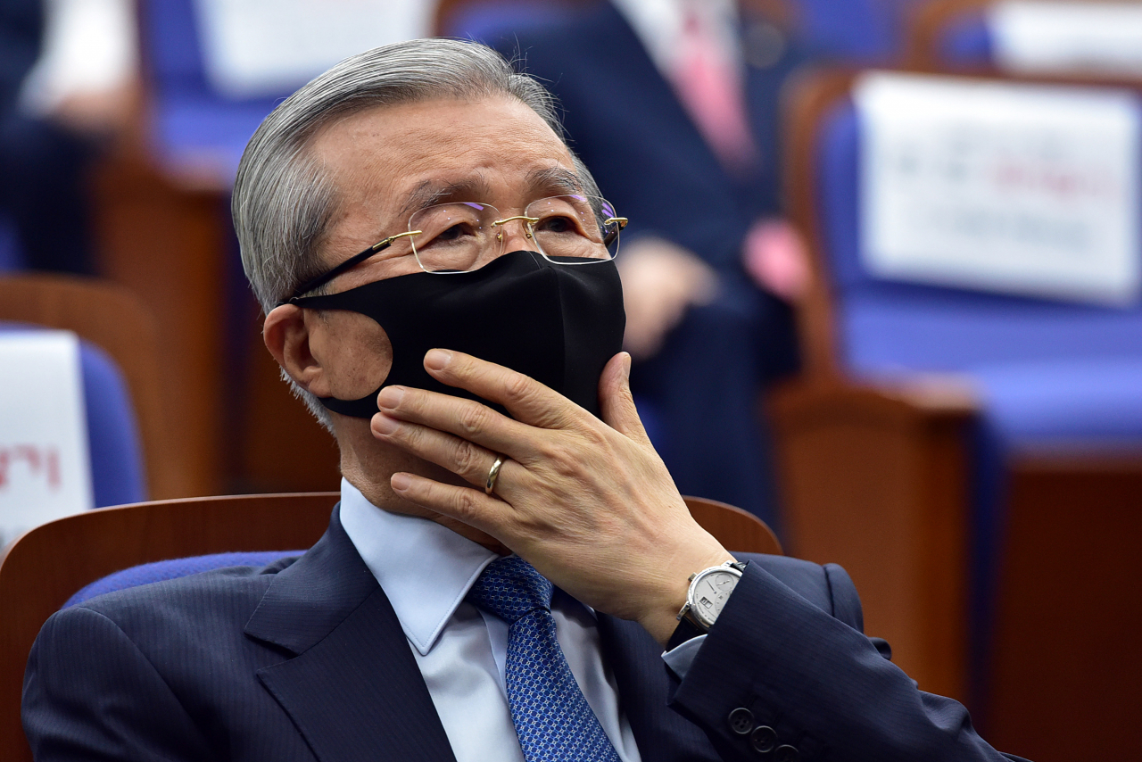 김종인 국민의힘 비상대책위원장이 6일 오전 국회에서 열린 의원총회에서 마스크를 만지고 있다. [이상섭 기자/babtong@heraldcorp.com]