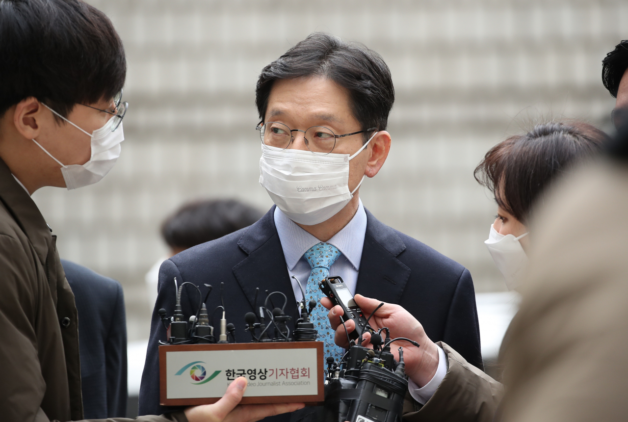 댓글 여론조작 혐의로 1심에서 유죄를 선고받은 김경수 경남지사가 6일 오후 서울 서초구 서울고등법원에서 열린 항소심 선고공판 출석을 위해 법정으로 향하며 취재진 질문을 듣고 있다. [연합]