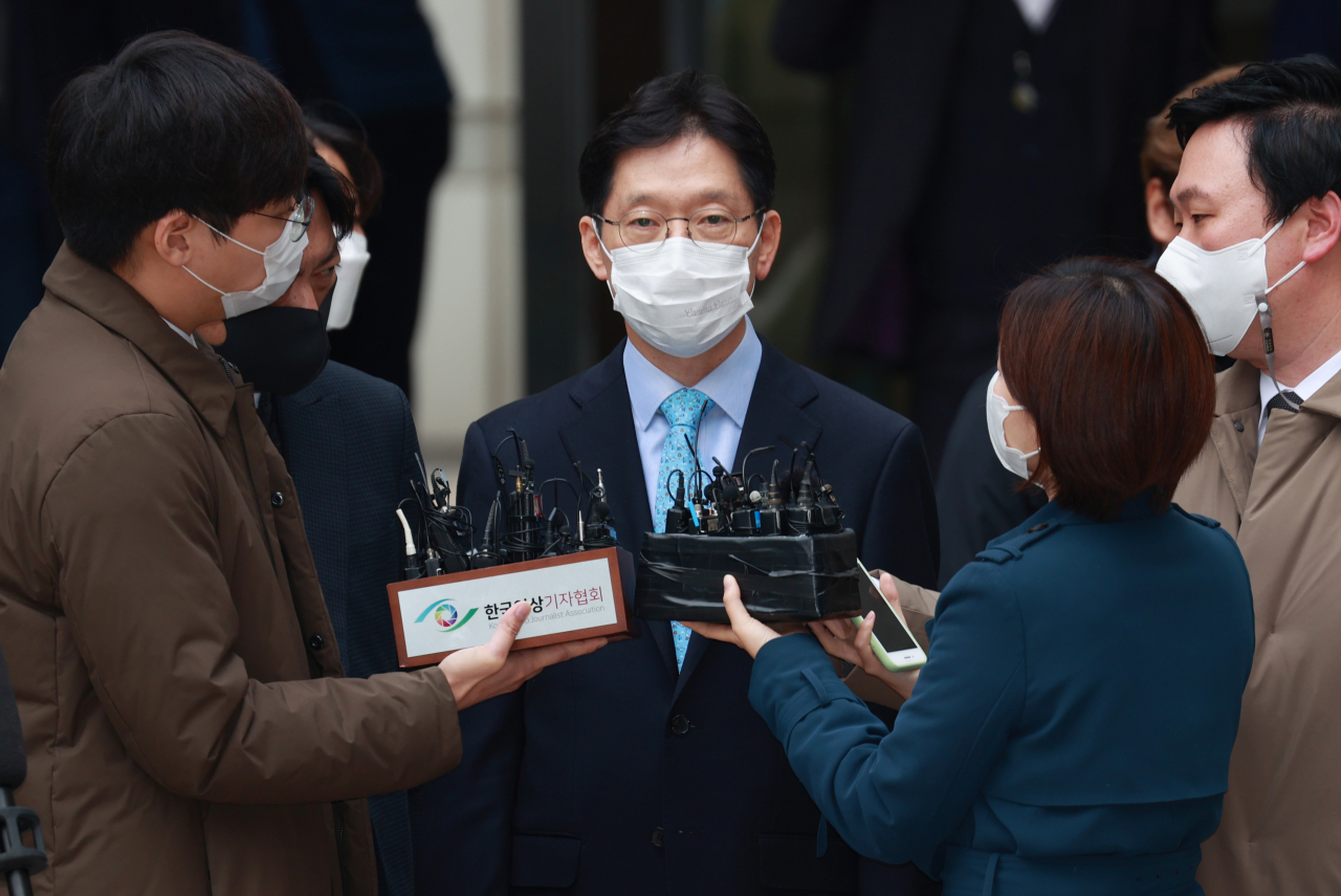 댓글을 이용한 불법 여론조작 혐의로 재판에 넘겨진 김경수 경남지사가 6일 오후 서울 서초구 서울고등법원에서 열린 항소심 선고공판을 마친 뒤 귀가하며 취재진의 질문에 답하고 있다. [연합]