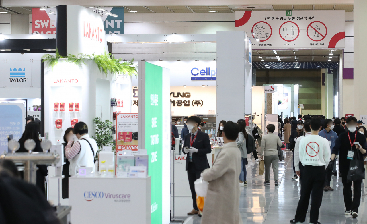 4일 오전 서울 강남구 코엑스에서 참관객들이 ‘제19회 서울카페쇼’를 둘러보고 있다. [사진제공=연합뉴스]