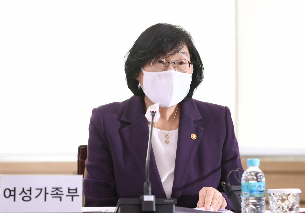 이정옥 여성가족부 장관이 6일 오후 정부서울청사에서 열린 제3차 여성폭력방지위원회에서 발언하고 있다. [연합]