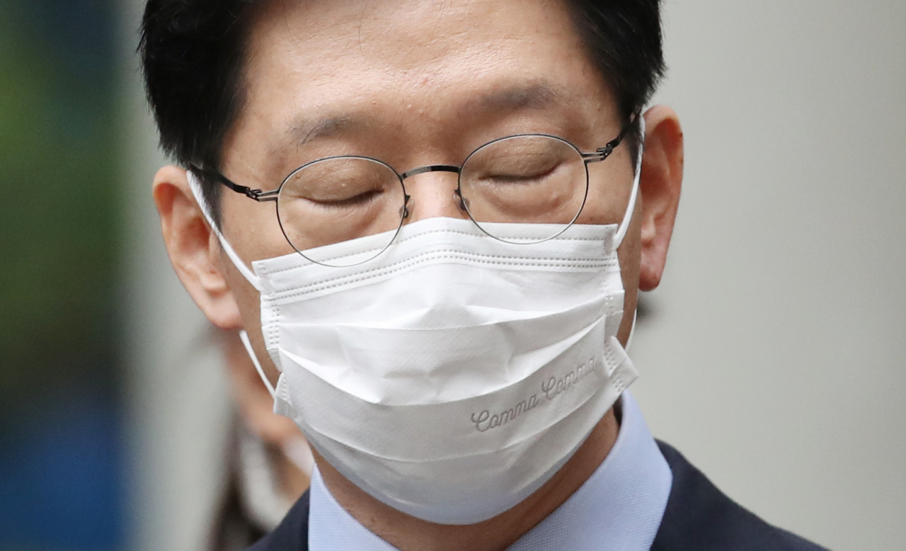 댓글 여론조작 혐의로 재판에 넘겨진 김경수 경남지사가 6일 오후 서울 서초구 서울고등법원에서 열린 항소심 선고공판을 마친 뒤 건물을 나서며 취재진 질문에 답하고 있다. [연합]