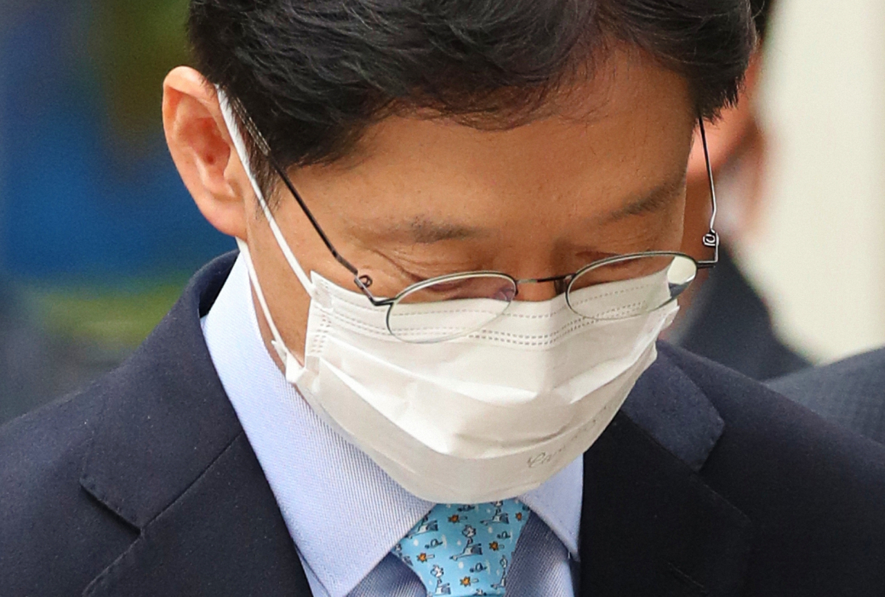 댓글 여론조작 혐의로 재판에 넘겨진 김경수 경남지사가 6일 오후 서울 서초구 서울고등법원에서 열린 항소심 선고공판을 마친 뒤 건물을 나서고 있다. 재판부는 1심에서 집행유예를 선고했던 공직선거법 위반 혐의에 대해서는 무죄를 선고했지만, 댓글 조작 혐의에 대해서는 1심과 마찬가지로 징역 2년을 선고했다. [연합]
