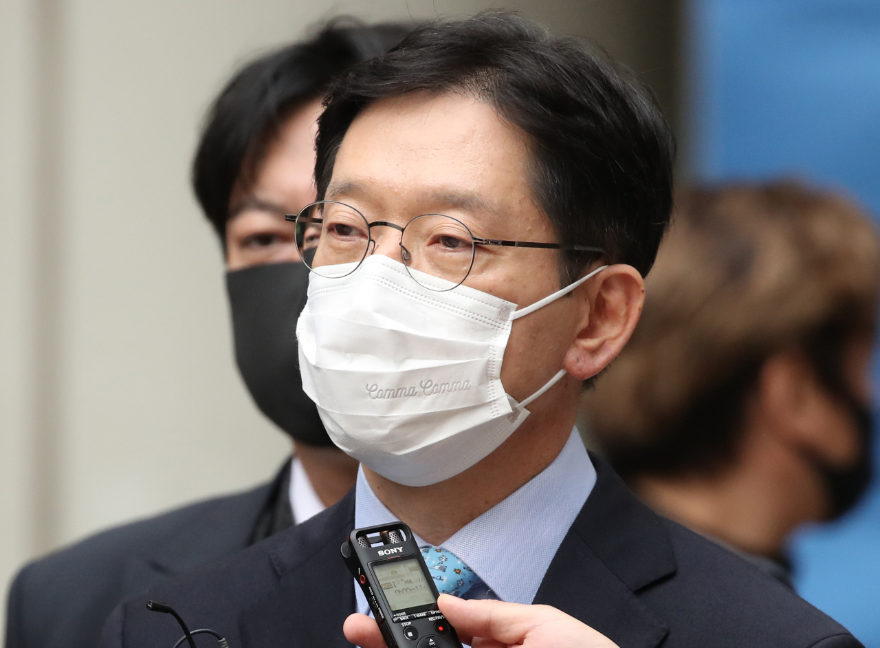 댓글 여론조작 혐의로 재판에 넘겨진 김경수 경남지사가 6일 오후 서울 서초구 서울고등법원에서 열린 항소심 선고공판을 마친 뒤 건물을 나서며 취재진 질문에 답하고 있다. [연합]