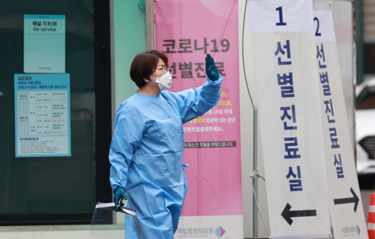 중앙방역대책본부는 6일 0시 기준으로 코로나19 신규 확진자가 145명 늘어 누적 2만7195명이라고 밝혔다. 지난 4일(118명), 5일(125명)에 이어 사흘 연속 세 자릿수 증가세다. 정부는 7일부터 적용되는 새로운 '사회적 거리두기' 체계에서도 1단계를 유지하기로 했다. 사진은 이날 서울 중구 국립중앙의료원 선별진료소 모습. [연합]