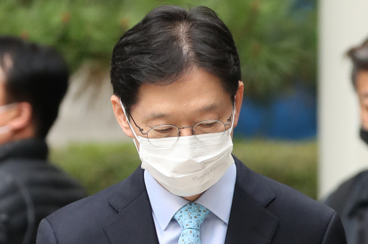 댓글 여론조작 혐의로 재판에 넘겨진 김경수 경남지사가 6일 오후 서울 서초구 서울고등법원에서 열린 항소심 선고공판을 마친 뒤 건물을 나서고 있다. [연합]