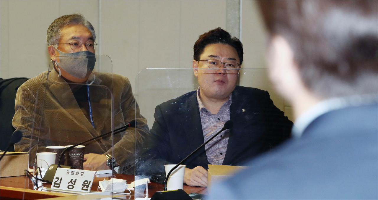 김성원 국민의힘 원내수석부대표와 정진석 의원이 6일 오전 서울 여의도 국회 의원회관에서 열린 국민미래포럼 세미나 '포스트 코로나 시대, 대한민국의 혁신과제와 미래비전'에서 국민의당 안철수 대표의 강연을 듣고 있다. [연합]
