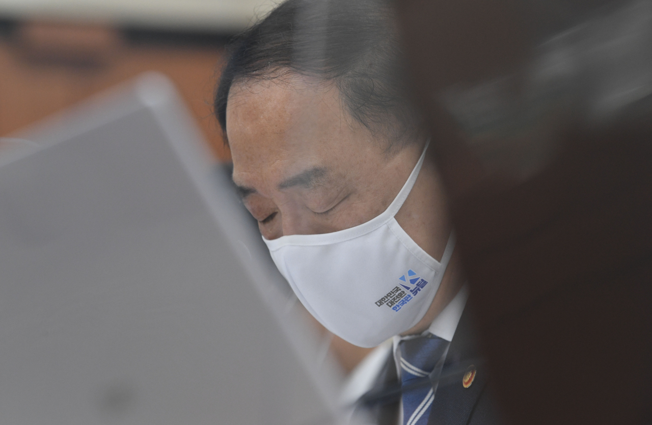 홍남기 부총리 겸 기획재정부 장관이 3일 국회에서 열린 기획재정위원회 전체회의에서 질의를 듣고 있다. [연합]