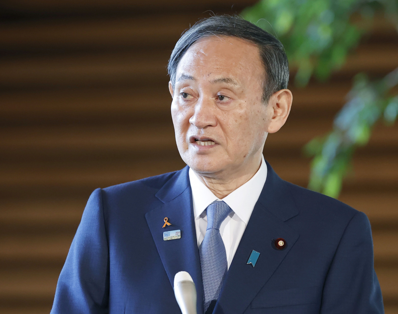 스가 요시히데(菅義偉) 일본 총리가 총리관저에서 기자들의 질문에 답하고 있다. 연합뉴스
