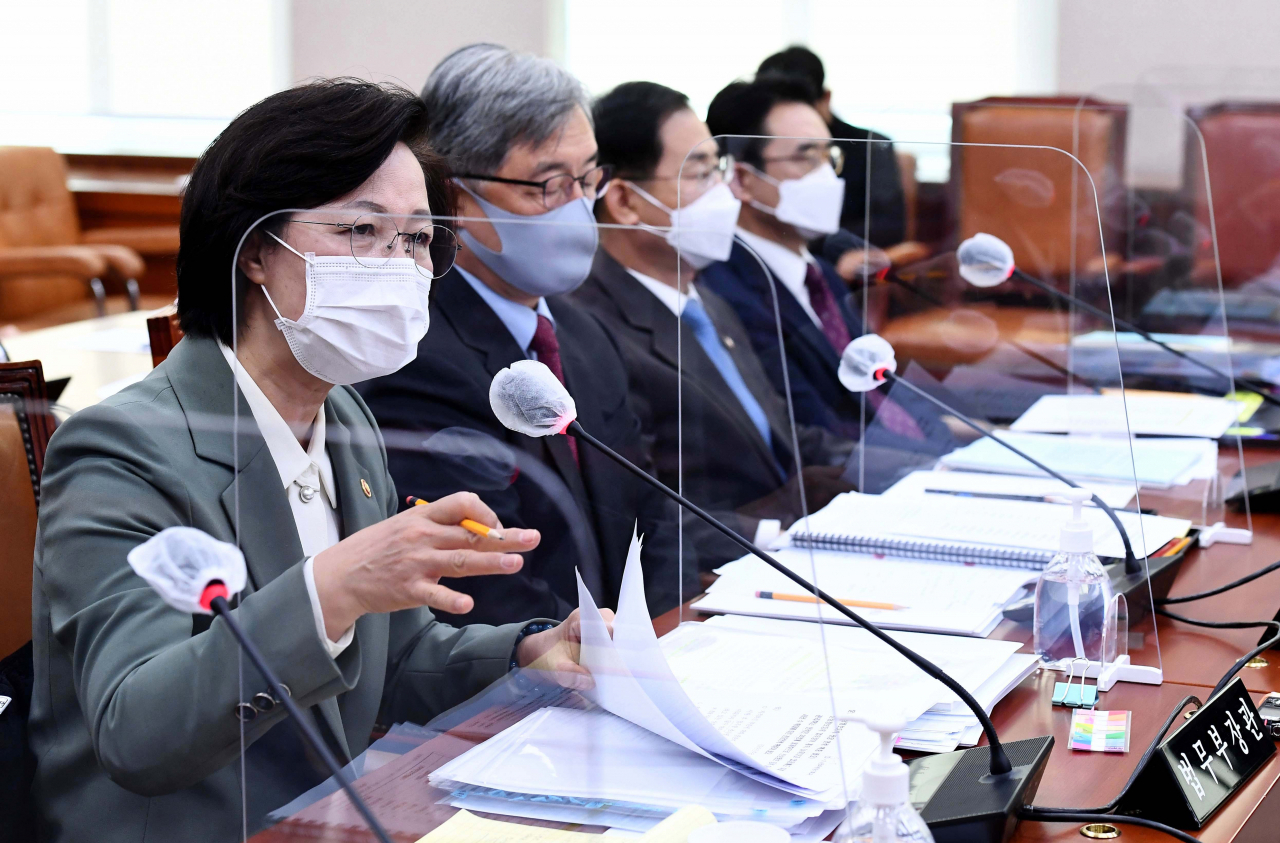 지난 5일 서울 여의도 국회에서 열린 법제사법위원회 전체회의에서 답변하는 추미애 법무부 장관 [사진=연합뉴스]