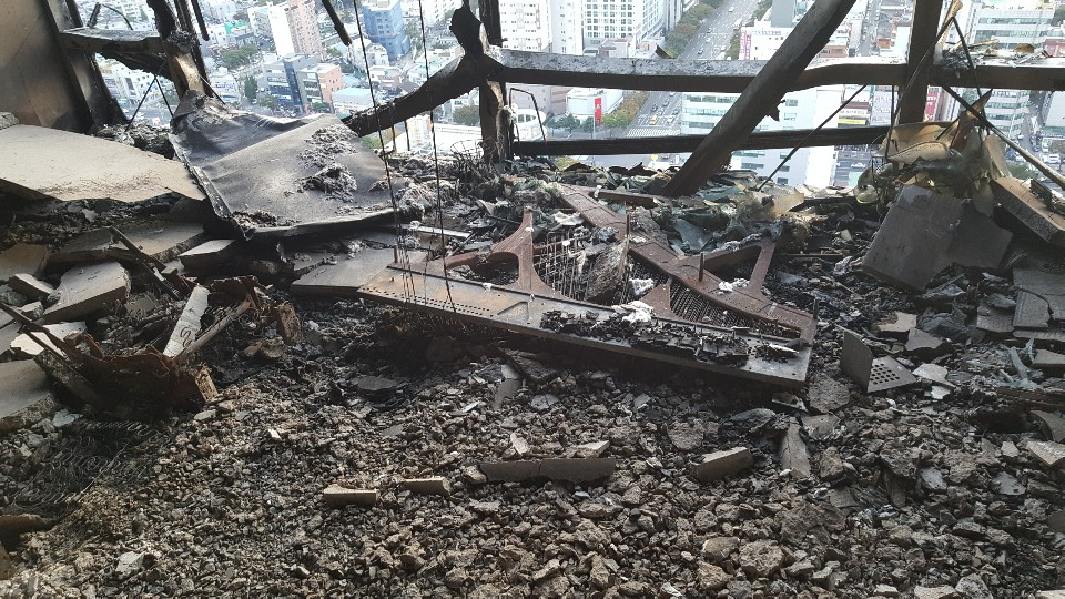 지난 8일 발생한 대형 화재로 큰 피해를 본 울산시 남구 삼환아르누보 주상복합아파트의 내부 모습. 가재도구는 모두 불에 탔고, 천장과 벽에서 무너진 잔해물이 집 안에 뒹굴고 있다. 연합뉴스