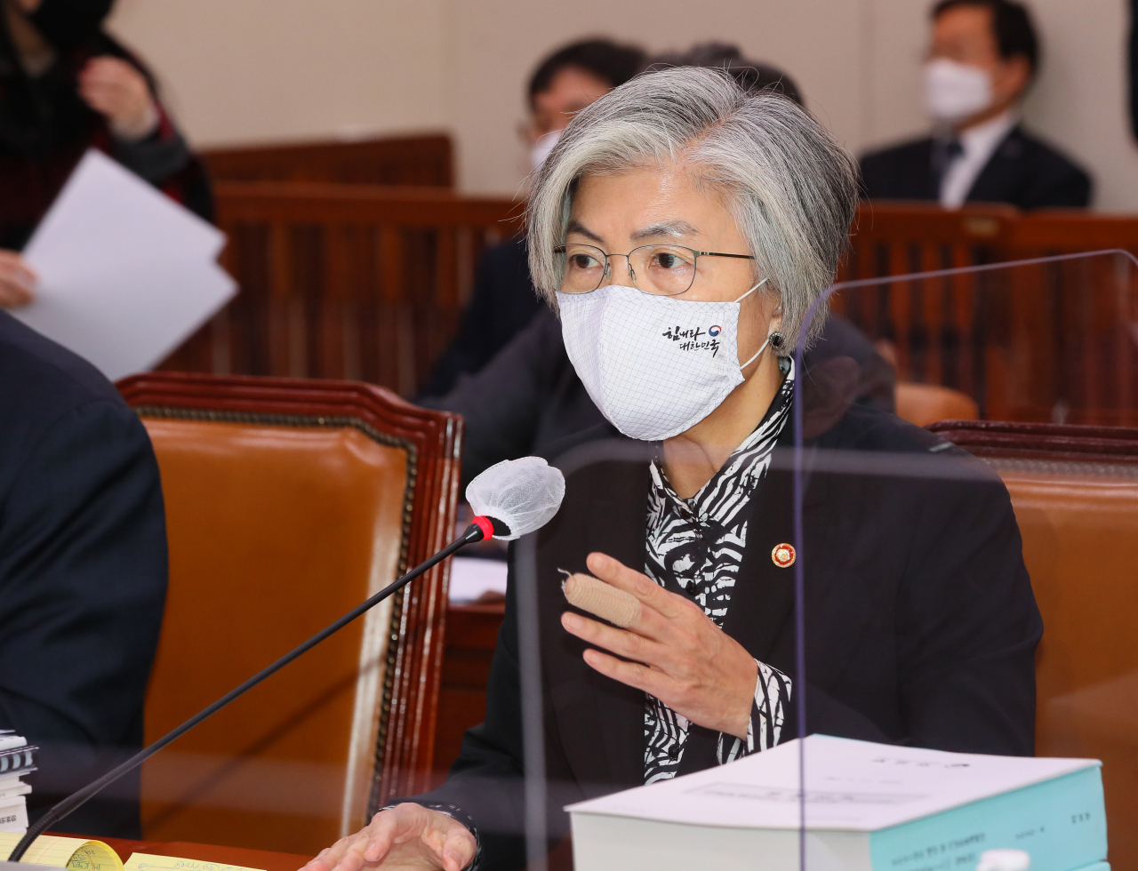 강경화 외교부 장관이 지난 5일 국회에서 열린 외교통일위원회 전체회의에서 미국 대선 이후 한국의 대응에 관한 질의에 답변하고 있다. [연합]
