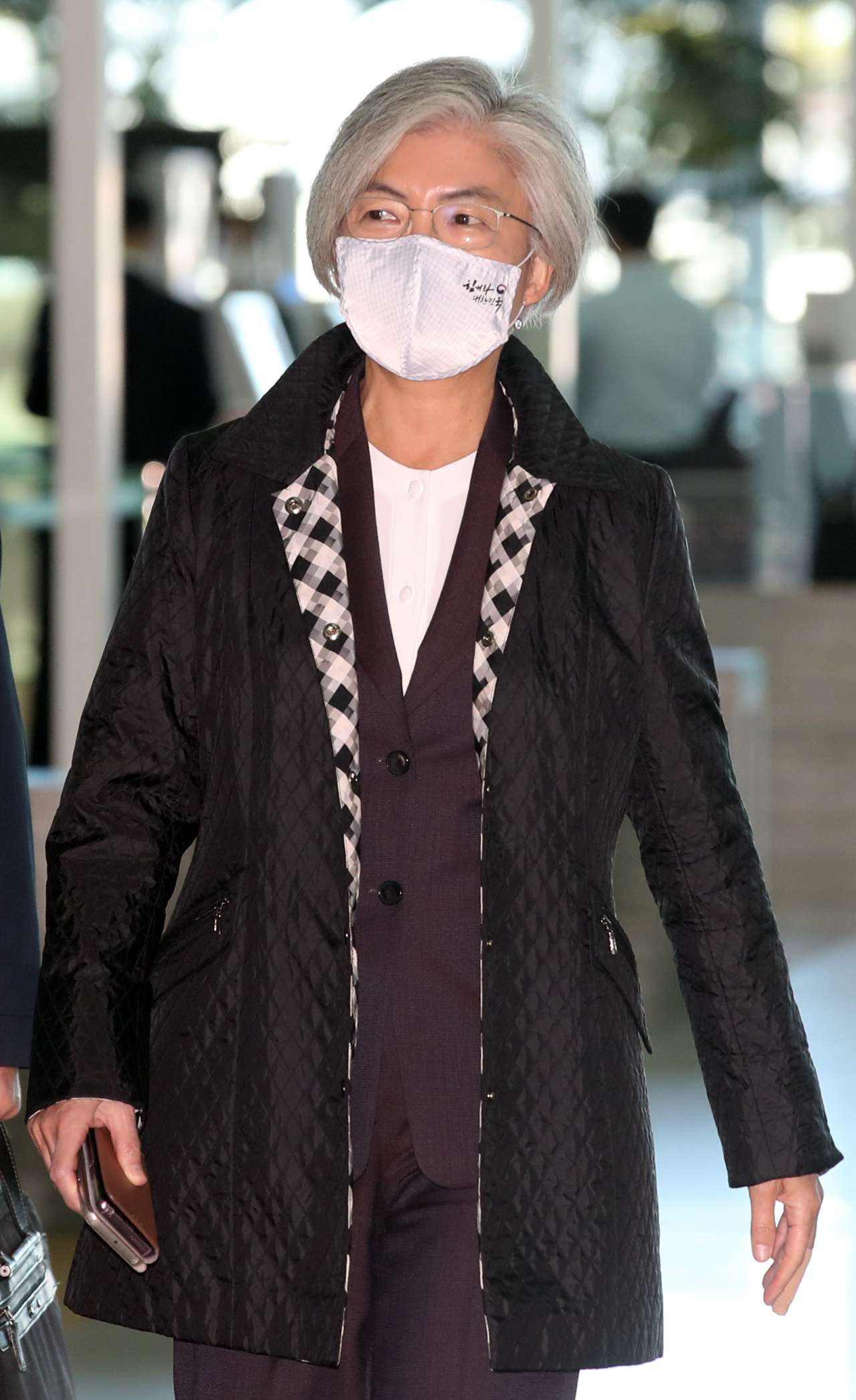 한미 현안 협의와 미국 대선 이후 동향 파악을 위해 미국을 방문하는 강경화 외교부 장관이 8일 오전 인천공항에서 출국장으로 가고 있다. [연합]