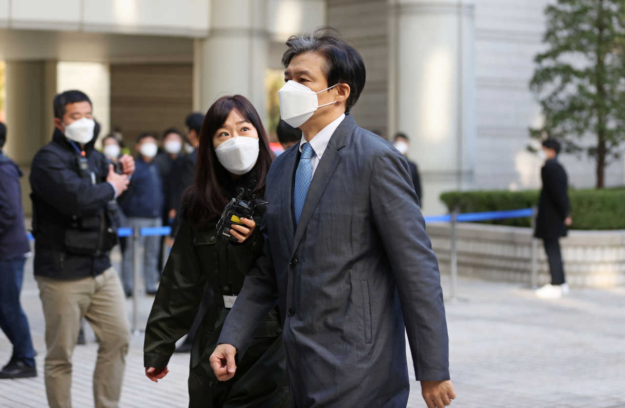 청와대 민정수석비서관 재직 당시 유재수 전 부산시 경제부시장에 대한 감찰을 중단시킨 혐의로 기소된 조국 전 법무부 장관이 지난 3일 오전 서초구 서울중앙지방법원에서 열린 속행 공판에 출석하기 위해 법정으로 향하고 있다. [연합]