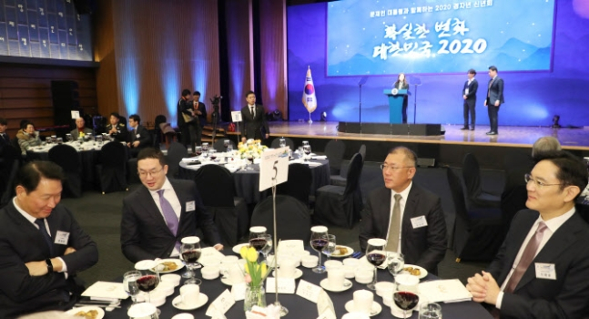 지난 1월 서울 중구 대한상공회의소에서 열린 정부 신년 인사회에서 같은 테이블에 앉은 4대 그룹 총수. 오른쪽부터 이재용 삼성전자 부회장, 정의선 현대자동차그룹 회장, 구광모 LG그룹 회장, 최태원 SK그룹 회장. [청와대사진기자단]