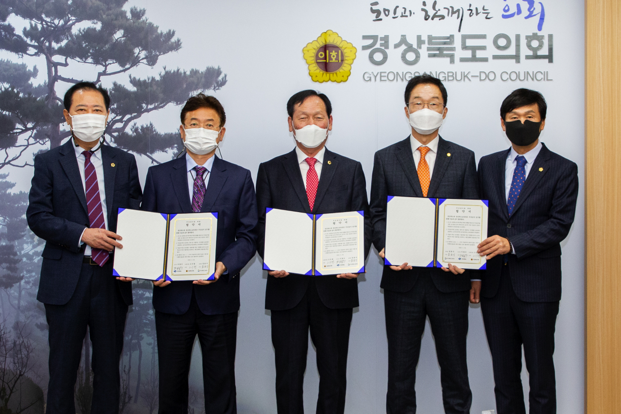 경북 고교 전면 무상급식 협약식 모습. 남진복 경북도의회 농수산위원장(왼쪽부터), 이철우 경북지사, 고우현 경북도의회 의장, 임종식 경북도교육감, 조현일 경북도의회 교육위원장.[경북도의회 제공]